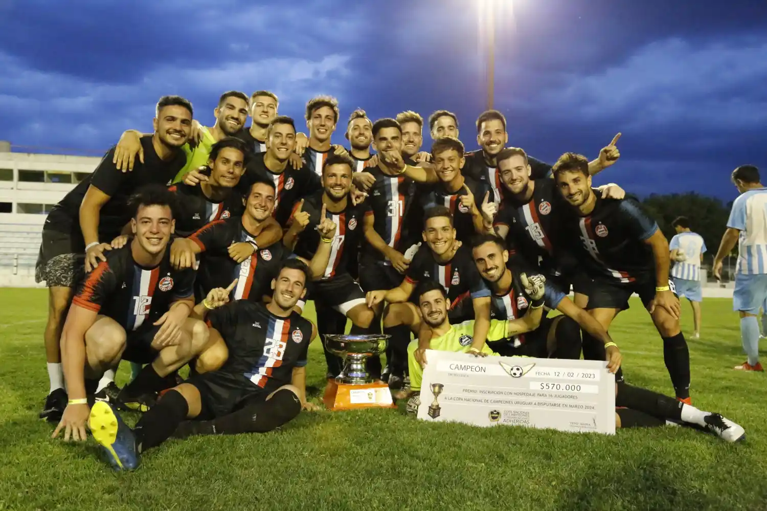 Sin Contrato, de Bahía Blanca, festejó en el San Martín.