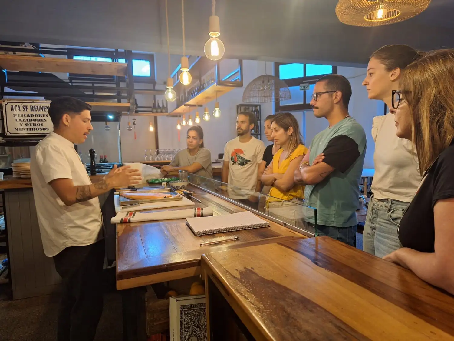 Joel Zelada cocina en vivo para grupos de comensales y da clases.