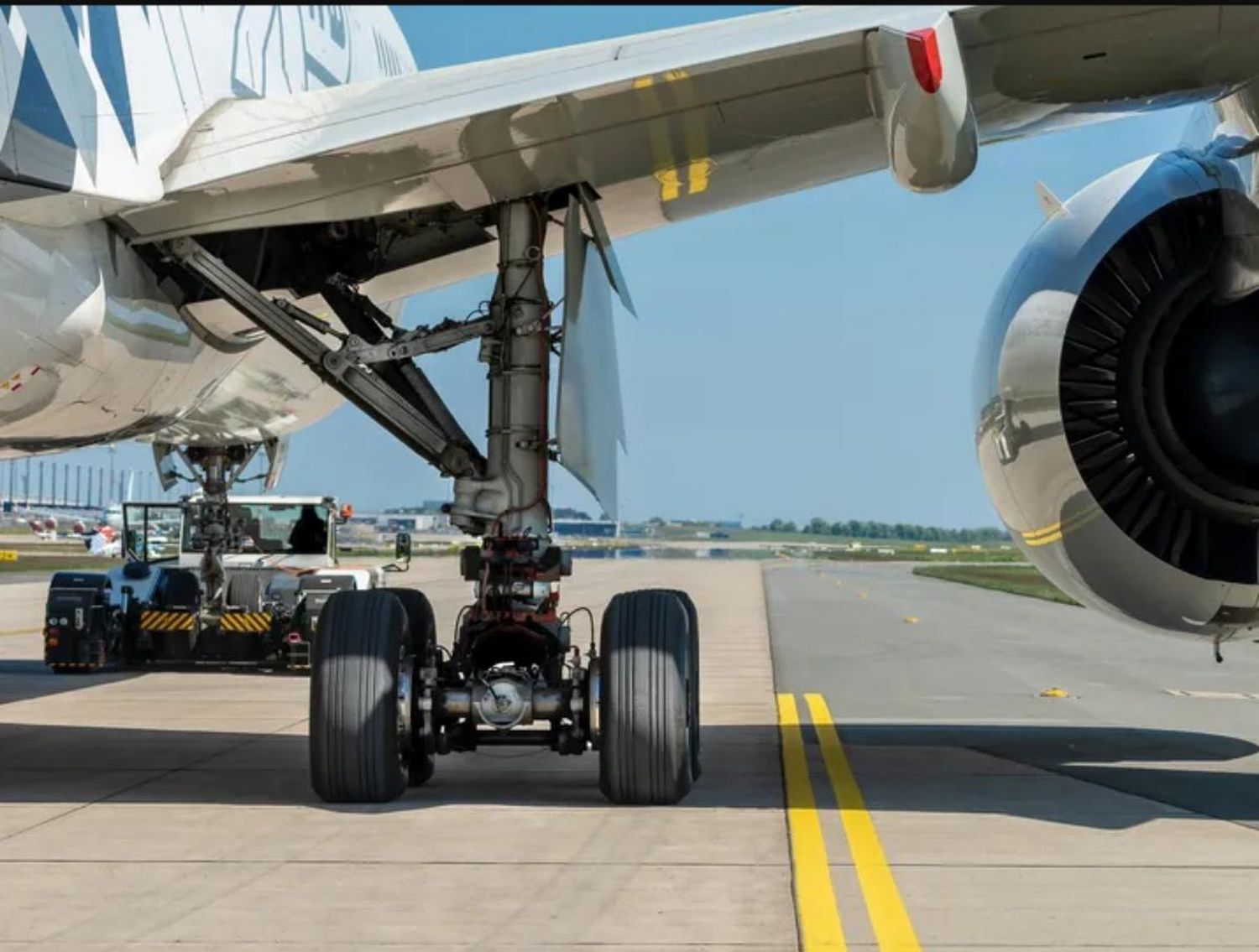 Taxibot, el remolcador híbrido que reduce emisiones en aeropuertos, avanza en Europa