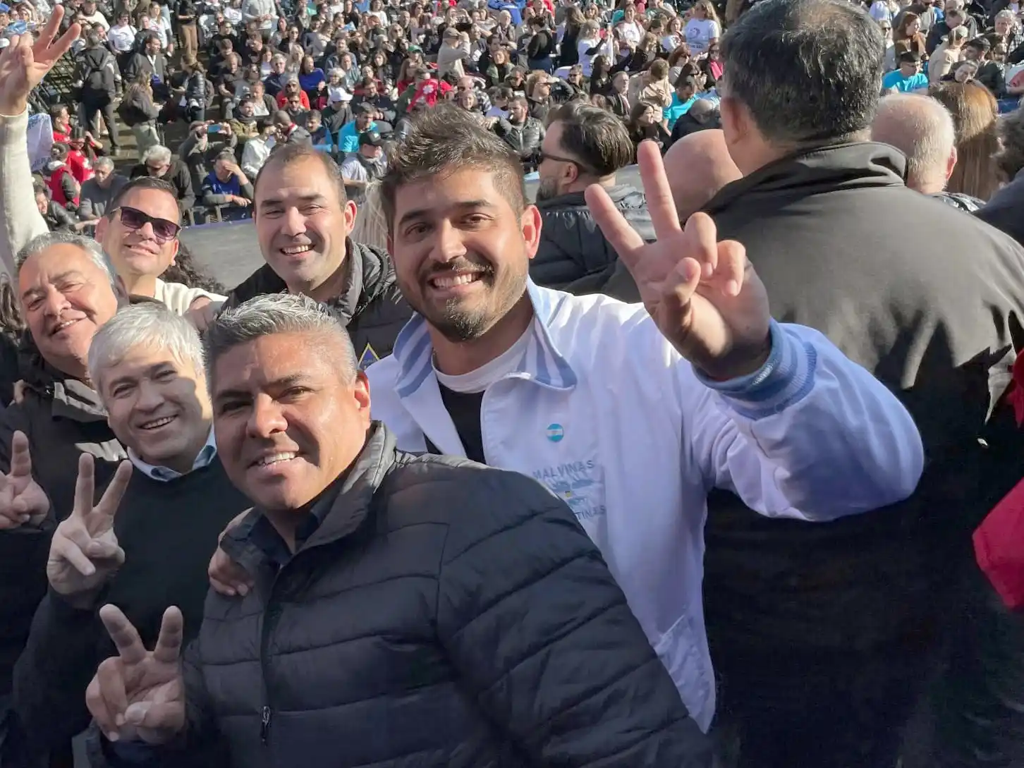 Presente. Alberto Peralta, secretario de la CGT,  junto a un grupo de dirigentes de camioneros estuvo en el palco apoyando el espacio del gobernador Kicillof.