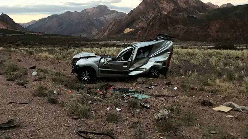 Un hombre y una mujer murieron tras chocar una Kangoo contra un camión