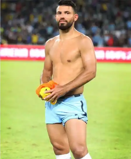 Trataron de "gordito" al Kun Agüero y mostró su lomazo