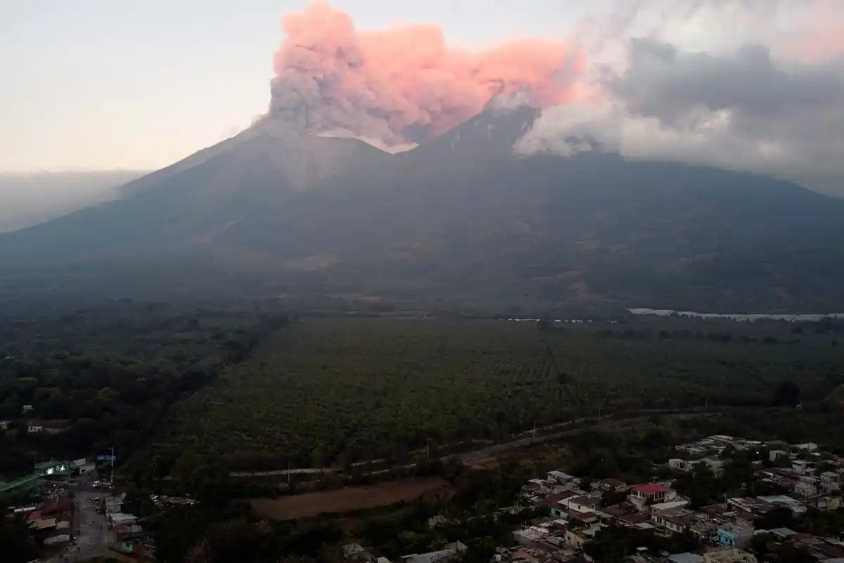 EVACUACIONES MASIVAS en Guatemala por erupción del volcán de Fuego que baja intensidad (+Video)