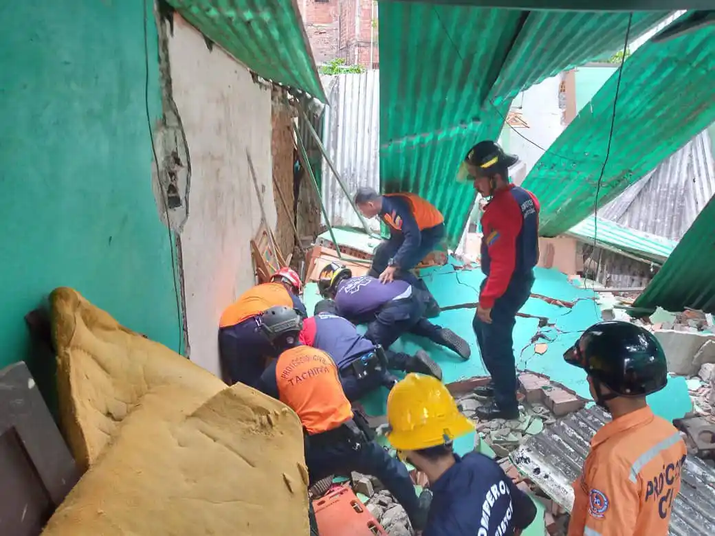 ¡LO APLASTÓ SU CASA! Luego de que la pared colapsara en San Cristóbal (+DETALLES)