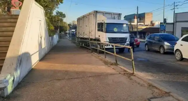Un camión sin frenos chocó contra una escuela