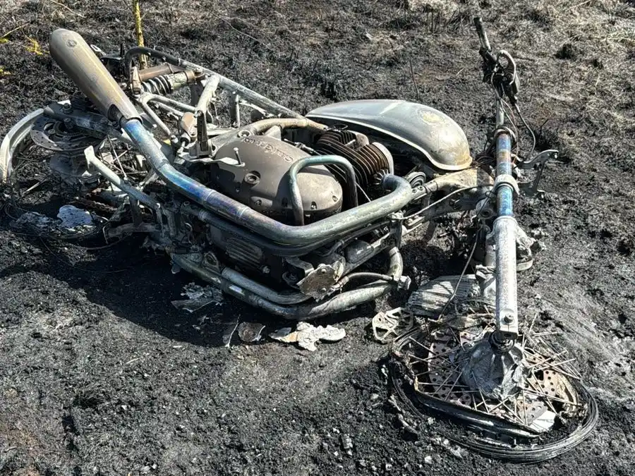 La Royal Enfield Interceptor 650 cc, patente A167IKR, apareció incendiada en un baldío de calle Buenos Aires al 350.