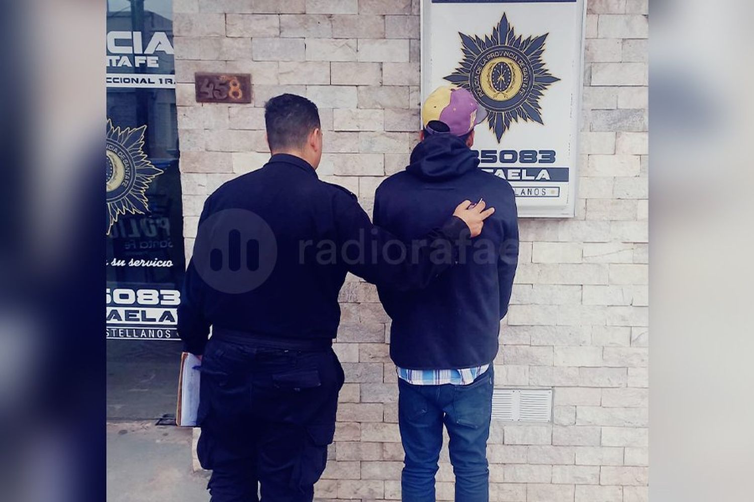 Agarró a patadas la puerta de la casa de su padre de 73 años y terminó aprehendido