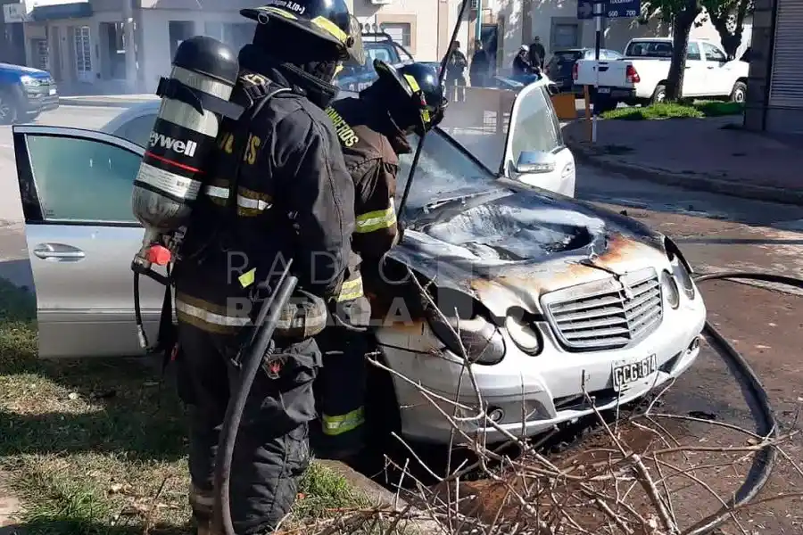 Un Mercedes Benz tomó fuego en el vano motor y tuvieron que actuar los bomberos
