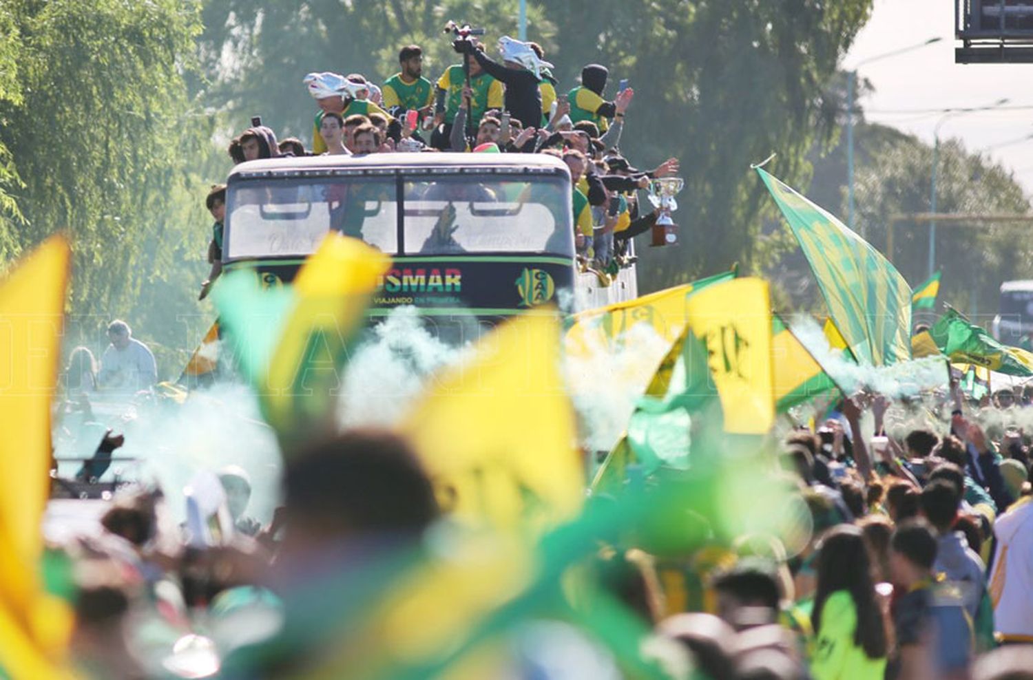 Miles de hinchas recibieron al plantel de Aldosivi en la ciudad