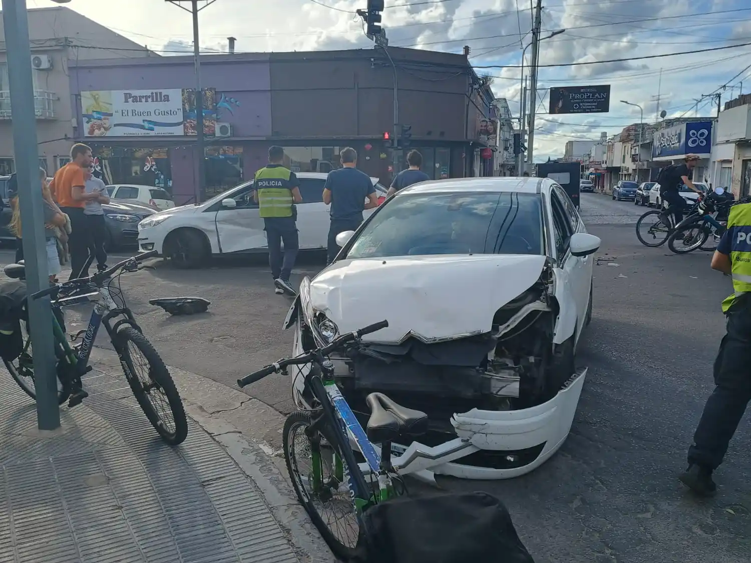 Efectivos policiales trabajaron en el sitio para realizar las pericias correspondientes y esclarecer las causas del accidente.
