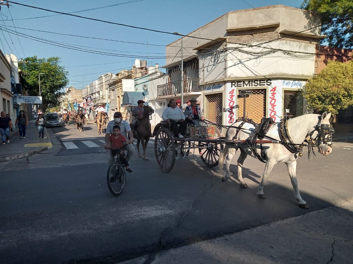 Agrupaciones criollas marcharon para que se reanuden las fiestas gauchescas