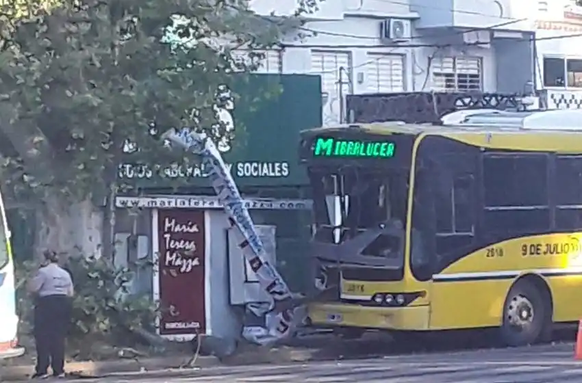 Chofer de colectivo se descompuso al volante y chocó en avenida Rondeau