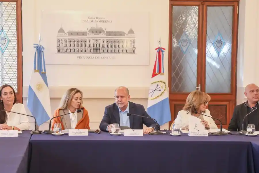 De la reunión, realizada en el Salón Blanco de Casa de Gobierno, en la ciudad de Santa Fe, participaron la secretaria de Energía de la Nación, Flavia Royón; las ministras de Ambiente y Cambio Climático, Érika Gonnet; y de Infraestructura, Servicios Públicos y Hábitat, Silvina Frana; y el presidente de Enerfe, Juan D’angelosante, entre otros.