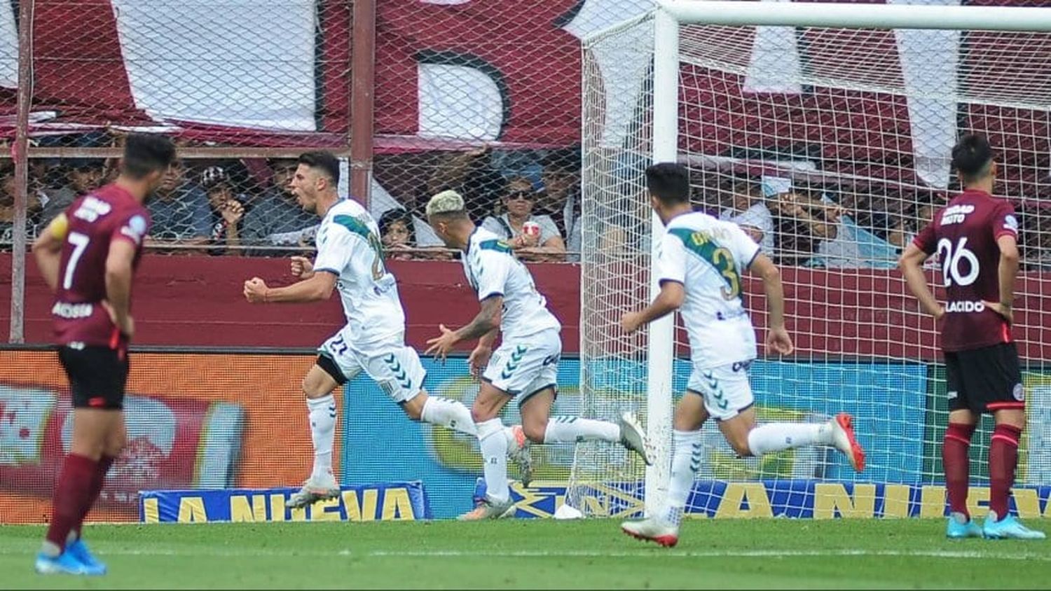 Banfield sorprendió a Lanús y festejó en el clásico del Sur