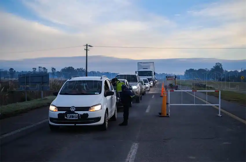 Murieron cinco personas al despistarse un auto en la autovía 2