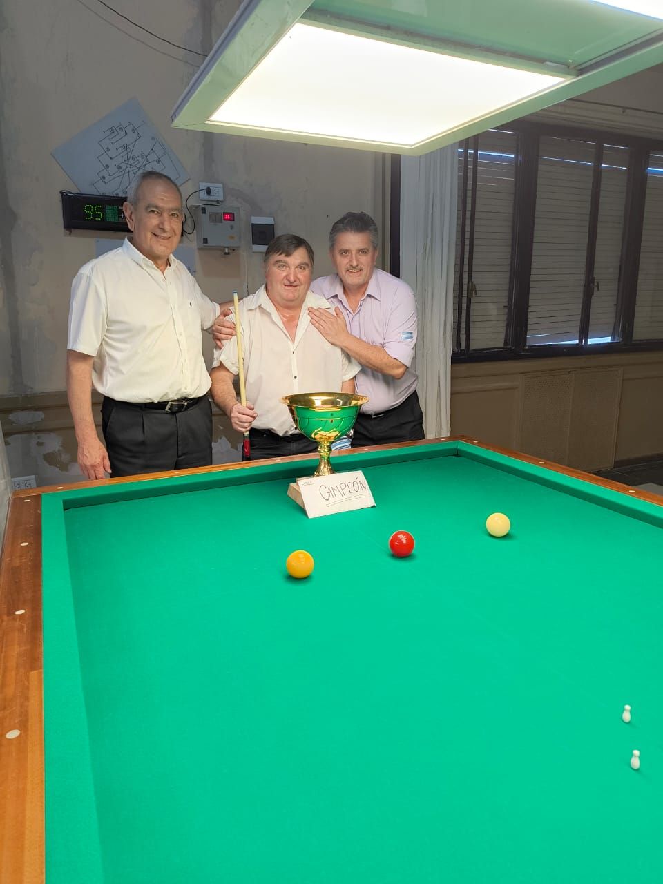 Luis Ponce y Rodolfo Moussou entregando el premio mayor a Claudio Javier Gómez, que jugó un gran campeonato para subir a lo más alto del podio.