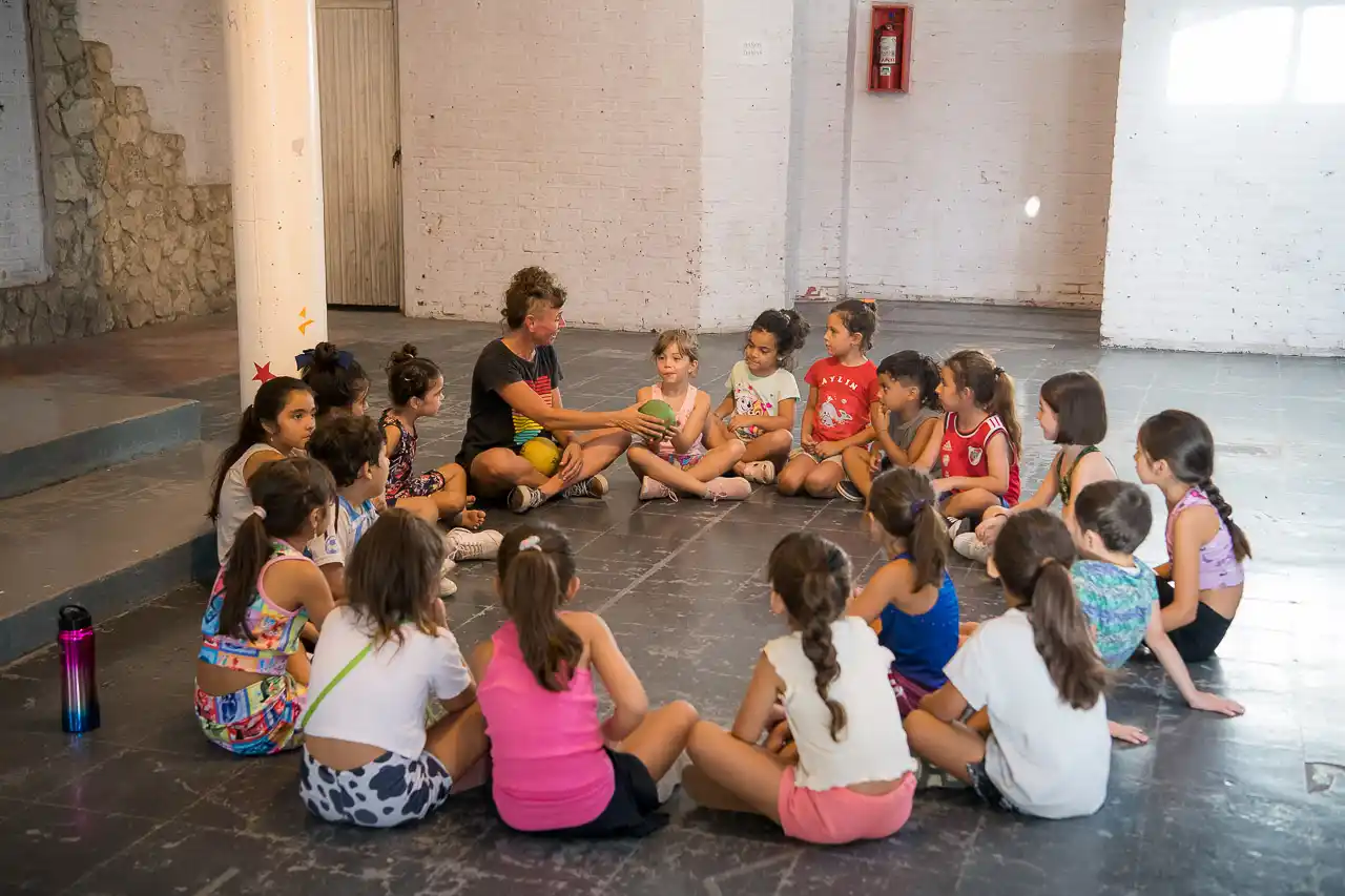 La Escuela Municipal de Circo Larrisa inició su ciclo 2026 con cupos completos y fuerte participación de familias