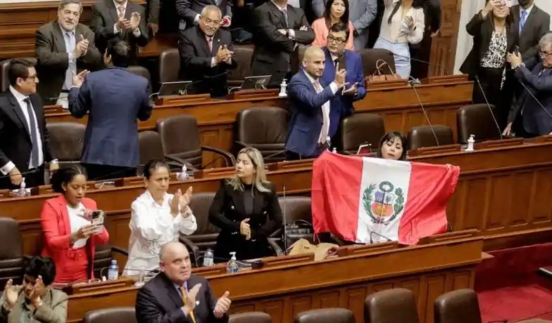 Tras el intento de golpe, el Congreso de Perú destituyó al presidente Pedro Castillo