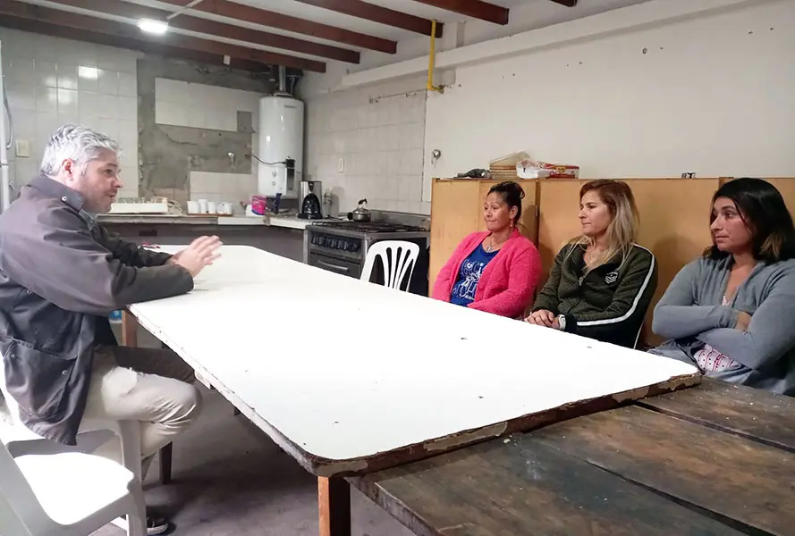 El concejal Velázquez con integrantes del Club Ideal Progresista y emprendedoras