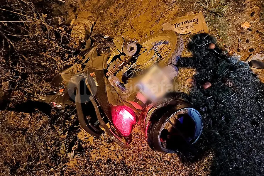 Pasado de copas se incrustó en la cuneta, dejó la moto en marcha y se escondió en el patio de su casa