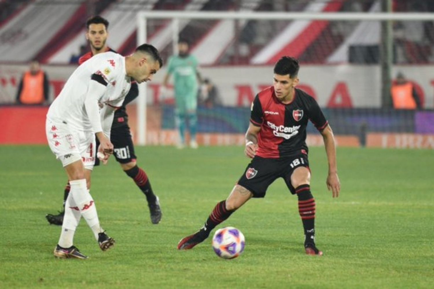 Con 10 y un penal en contra que atajó Hoyos, Newell’s rescató un punto: empató 1-1 frente a Huracán