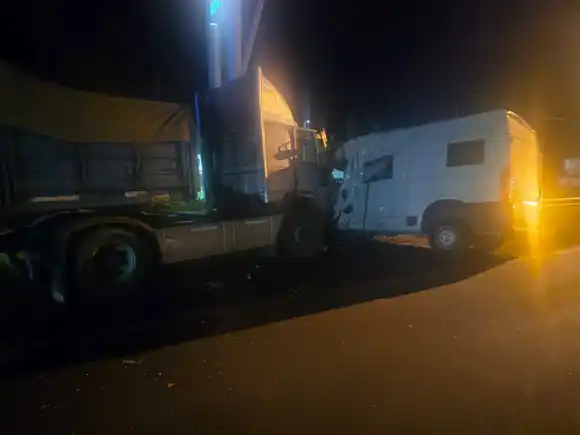 La Ruta 5 suma otro accidente: choque entre camión y utilitario dejó heridos y el tránsito interrumpido