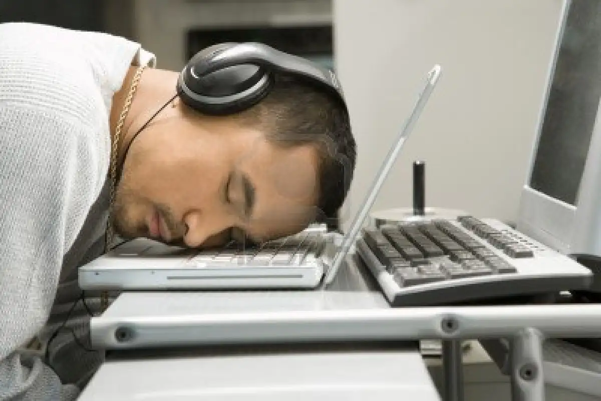 Se quedó dormido en el trabajo y transfirió 222 millones de euros