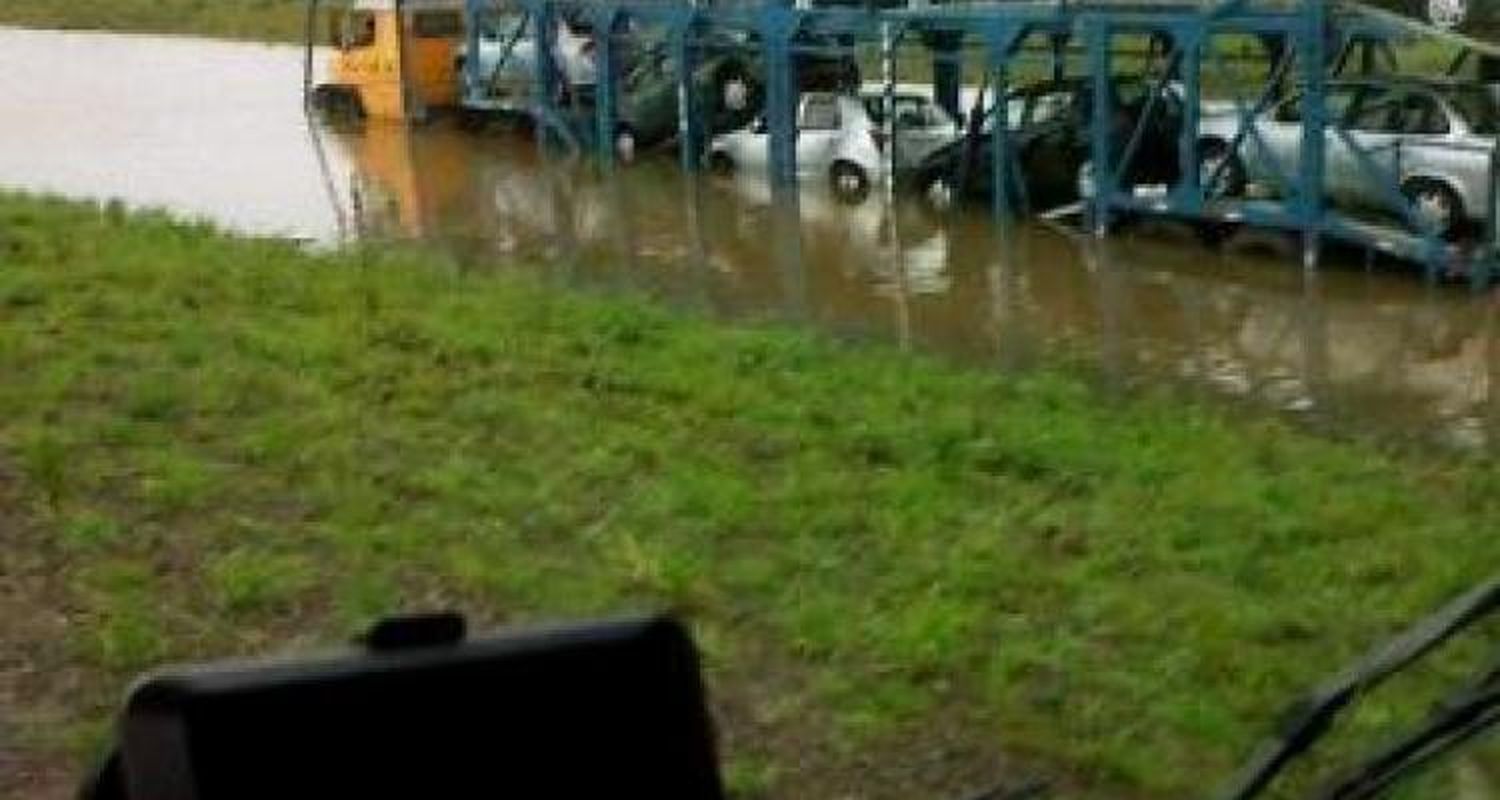 El agua atraviesa la Ruta 191 en el kilómetro 28