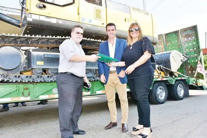 La municipalidad recibió  maquinaria gestionada  por Cresto en nación