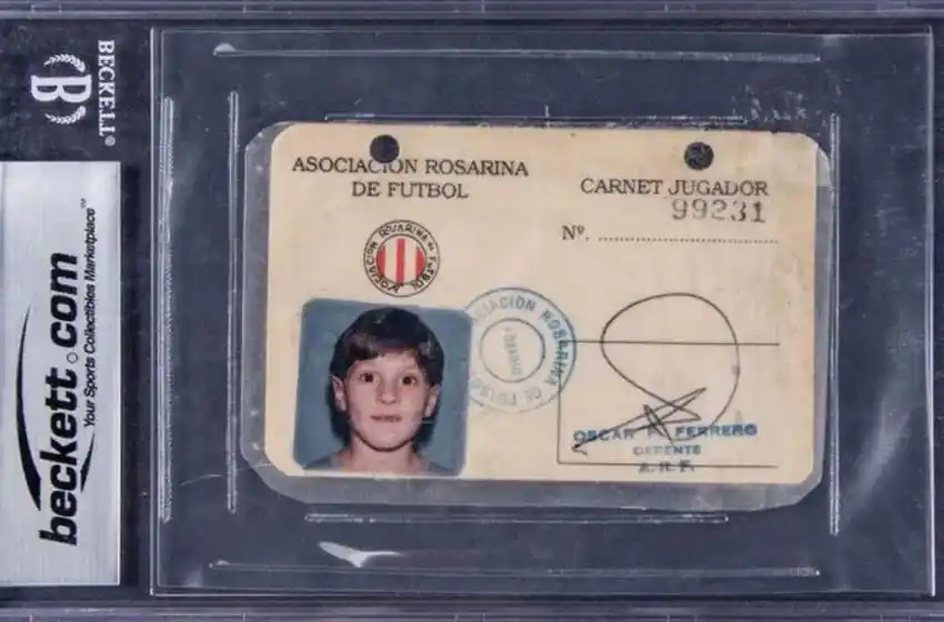 Subastan un carnet de Messi de los primeros años como jugador de Newells