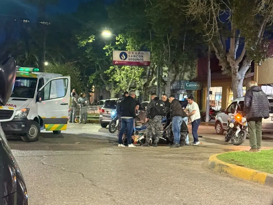 Personal de salud y efectivos policiales asisten a una persona herida tras un accidente de tránsito en la intersección de Boulevard Moreno y 25 de Mayo, donde una ambulancia realizó el traslado de urgencia hacia la Guardia.