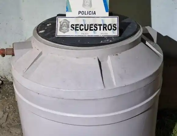 Tenía sed: se robó el tanque de agua de una casa en construcción en Playa Dorada