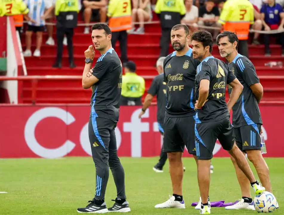 Lionel Scaloni junto a su equipo. FOTO NA