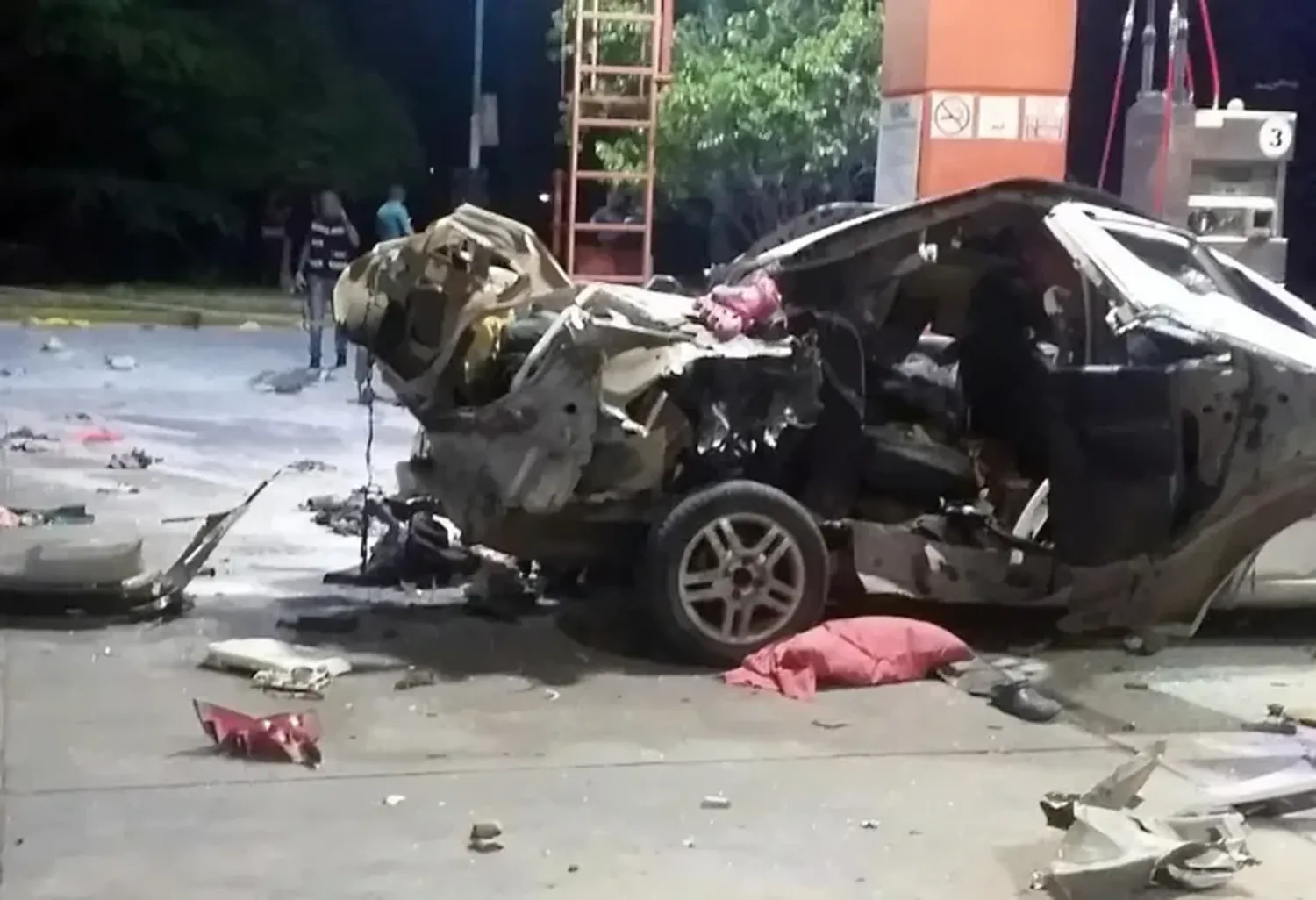 Tras el estallido, los presentes advirtieron que el auto y los alrededores quedaron cubiertos de un polvo blanco que, luego se determinó, era cocaína.