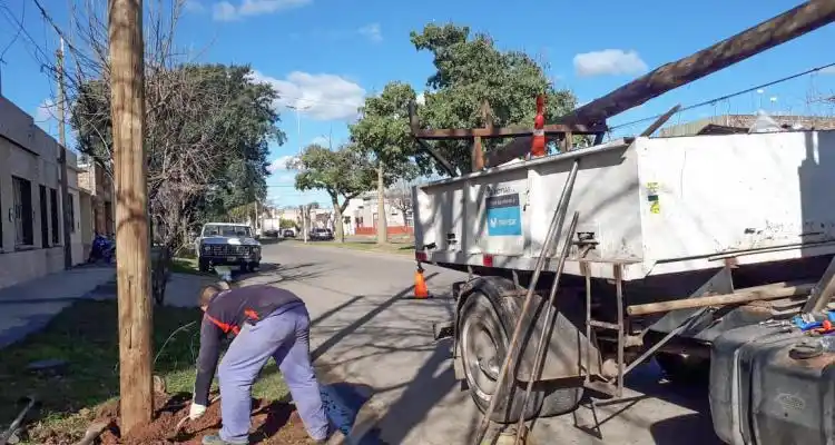 Polémica por instalación de postes para fibra óptica de telefonía celular