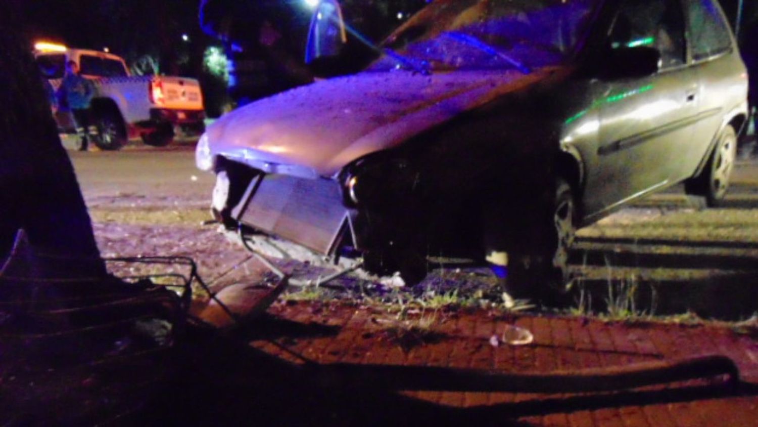 El Chevrolet Corsa terminó impactando contra un árbol