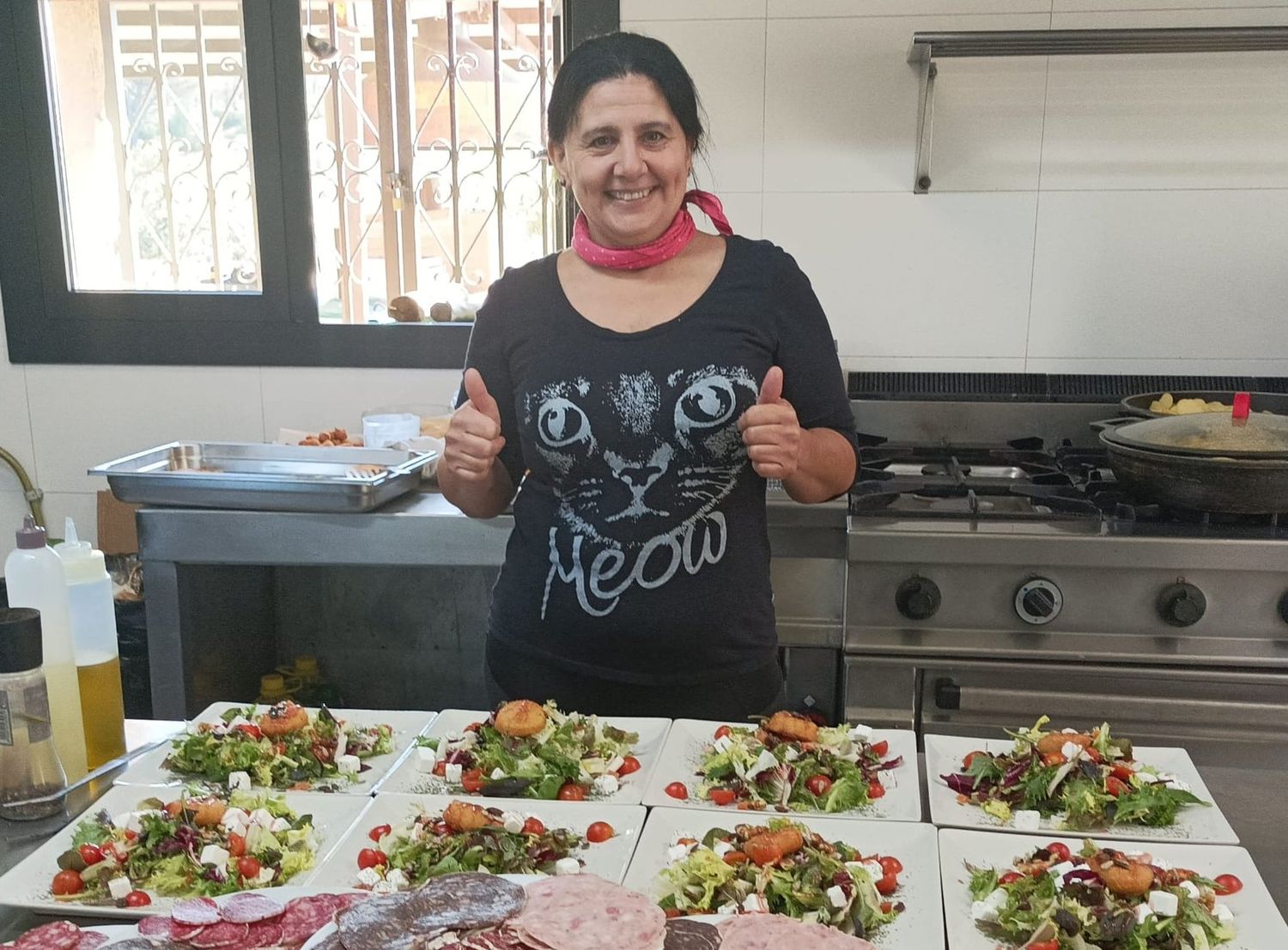 Celia junto a una de sus preparaciones mediterráneas-
