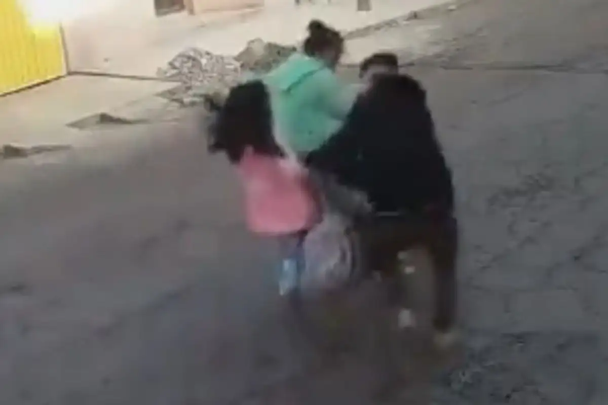 Todo quedó registrado por una cámara de seguridad