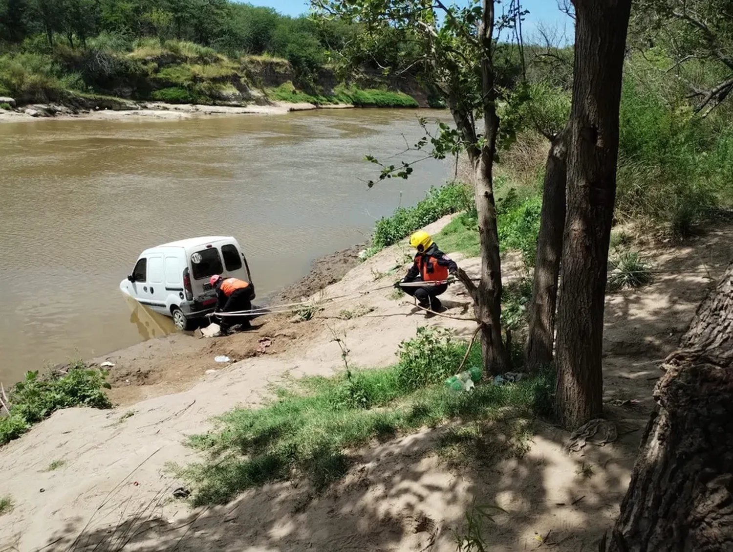 Tragedia en Carcarañá: un niño de 3 años falleció tras ser atropellado por un utilitario que cayó al río