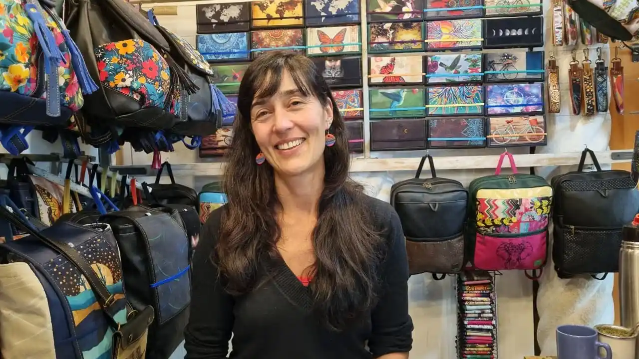 Verónica Rinaldi, artesana de la marroquinería.