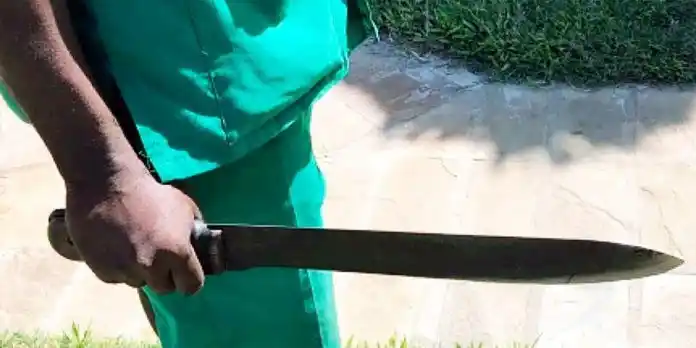 Un "desconocido" lo atacó a machetazos, pero se negó a denunciarlo a la Policía