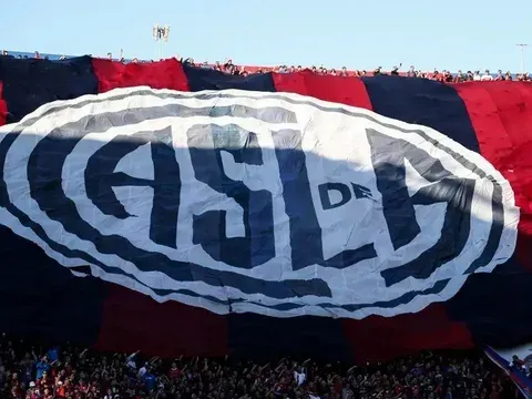 El Ciclón acéfalo y con un llamado a elecciones para fines de año.