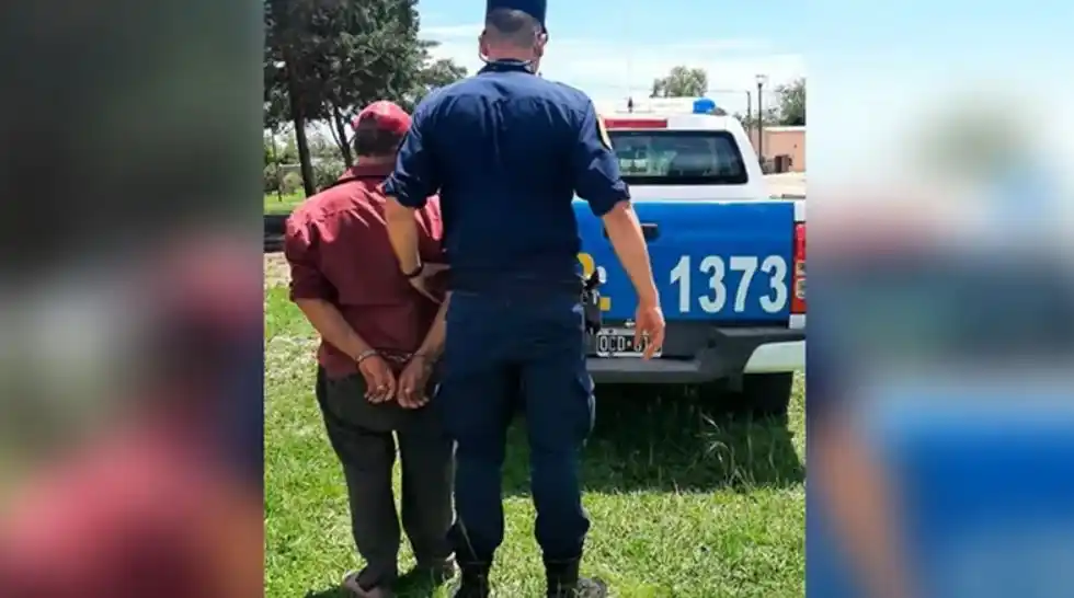 Además, "al reclamarle por la situación, el hombre le mostró una cuchilla", añadieron.