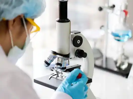 Los médicos y bioquímicos jubilados que sigan en actividad deberán volver a realizar aportes a la Caja Previsional