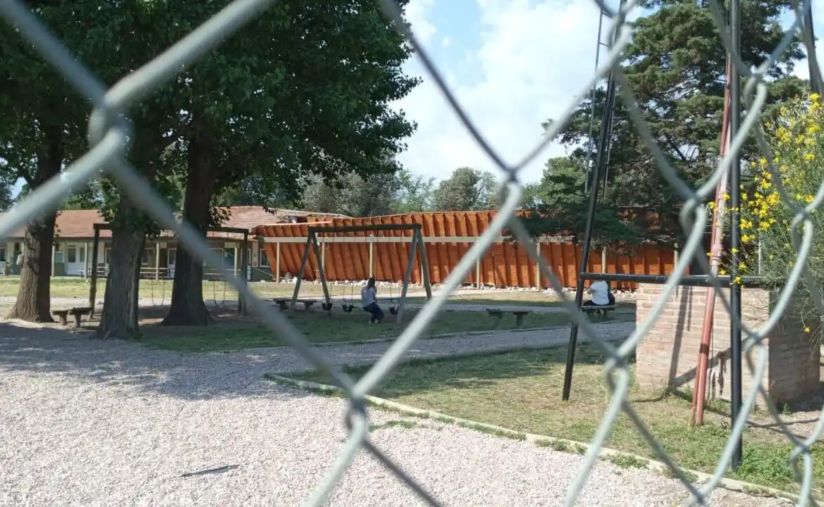 Trenque Lauquen: Se derrumbó el techo de una escuela primaria y no hubo heridos