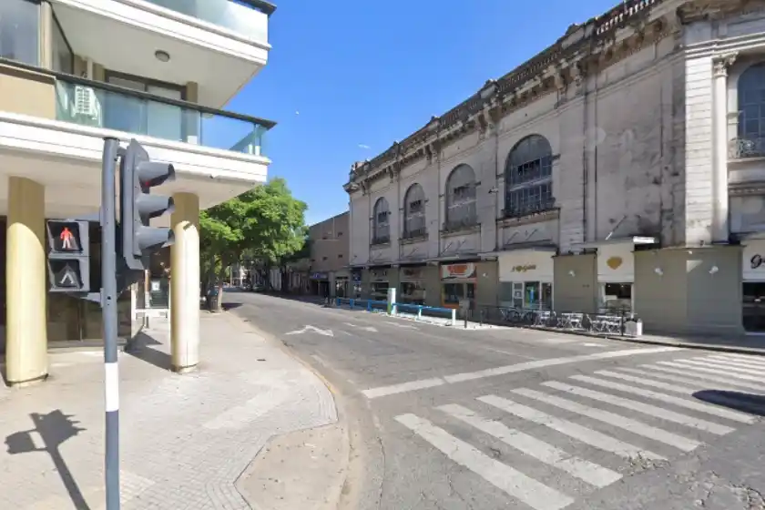 Descubrieron a dos menores y un joven robando bebidas alcohólicas en el centro