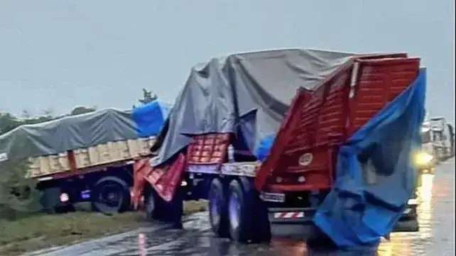 Dos camiones chocaron sobre la Ruta 6 cerca de Maciá y uno de los conductores quedó atrapado