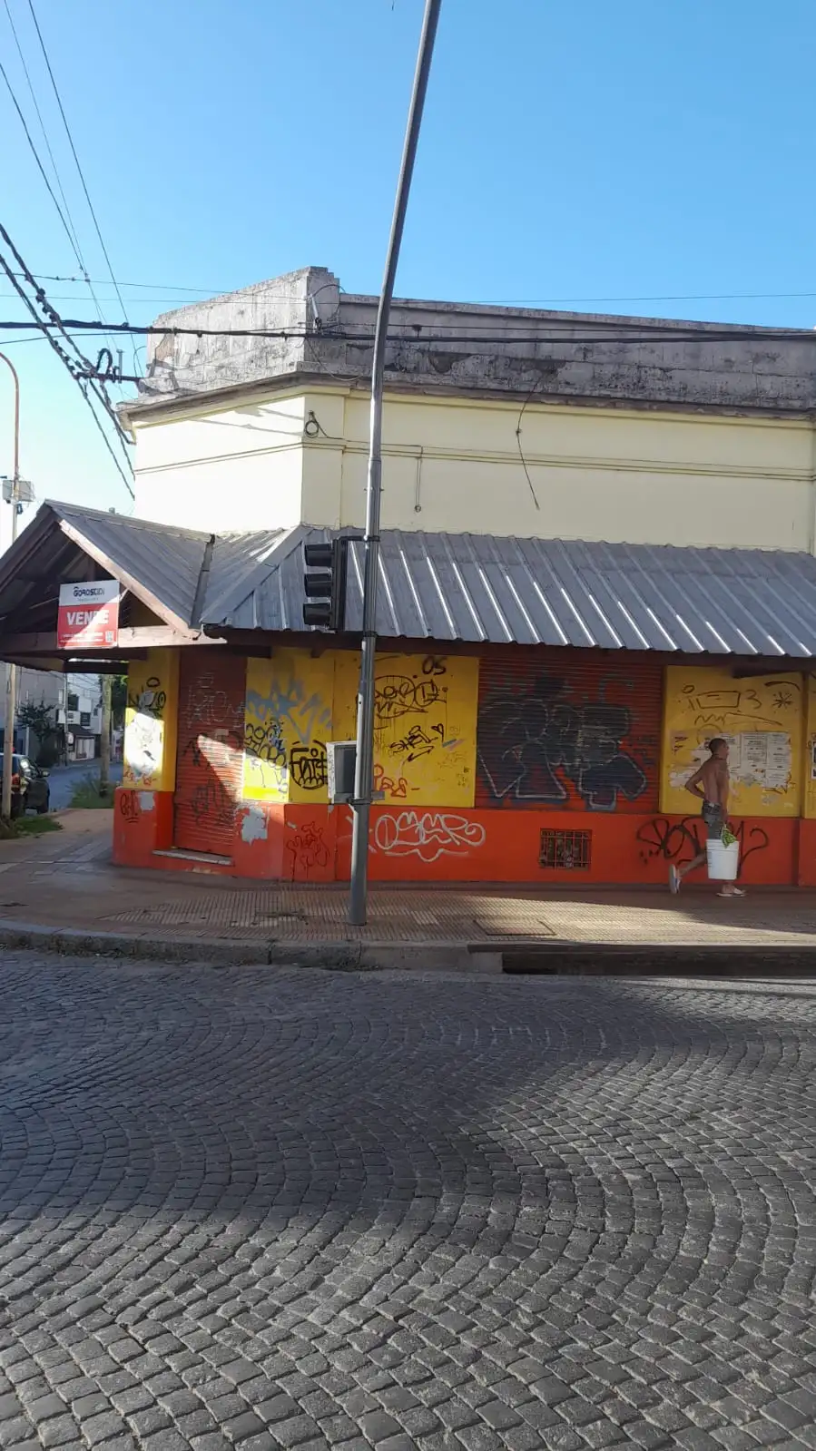 Incendio leve en un local comercial vacío.