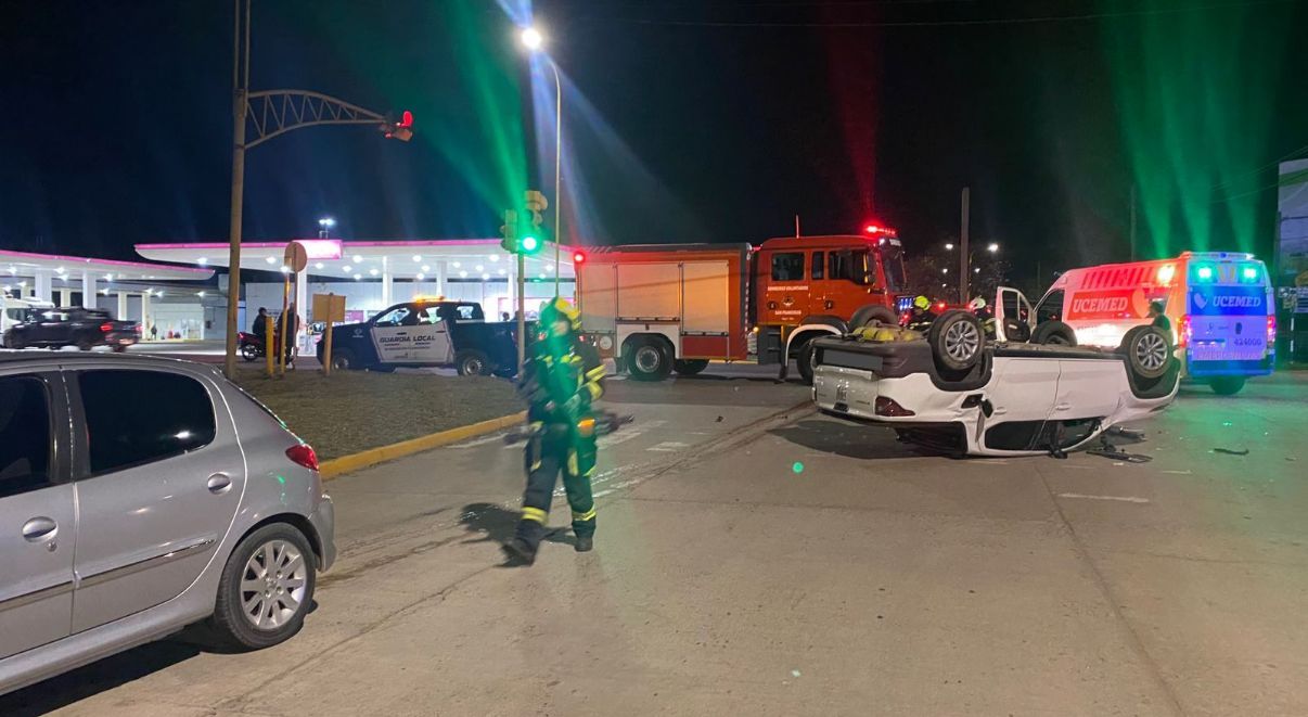 Bomberos trabajaron en el lugar del siniestro.