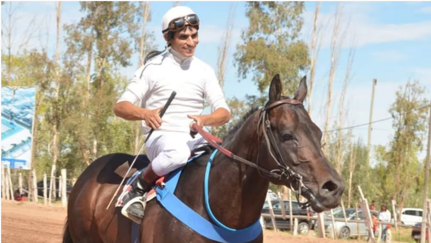 Tragedia en el turf: un caballo se desplomó a metros de la llegada, aplastó al jockey y lo mató